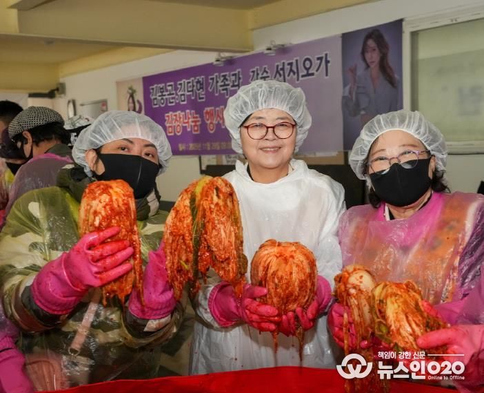 이순희 강북구청장이(왼쪽 두 번째) 봉사자들과 김장나눔 행사 기념촬영을 하고 있다