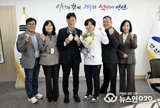 이민근 안산시장(사진 왼쪽에서 세번째)과 홍은미 선수(왼쪽에서 네번째)가 봉납식을 개최하고 기념촬영을 하고 있다.