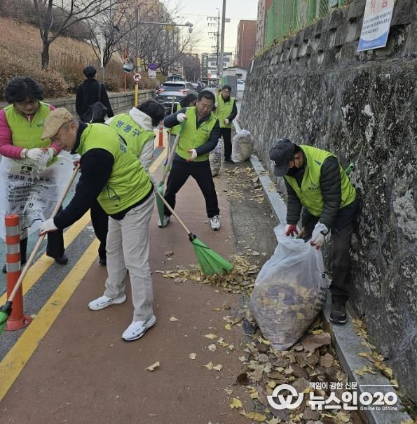 수원시 영통구 자유총연맹 매탄4동 위원회 가을맞이 낙엽청소!!