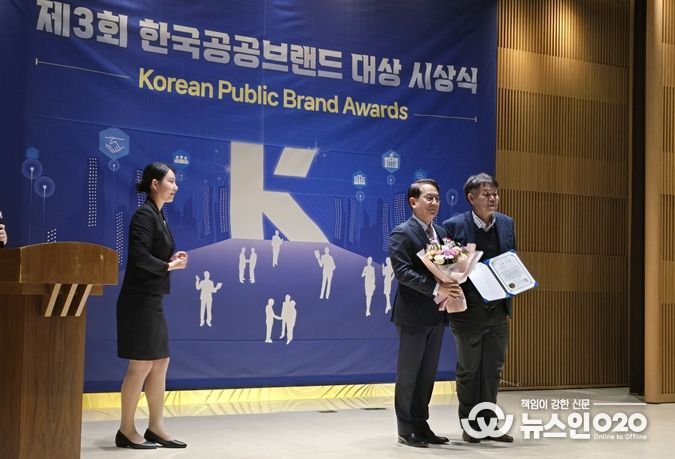 신대현 서울아리수본부 부본부장(가장 오른쪽)이 제3회 한국공공브랜드 대상에서 종합대상을 수상한 후 기념촬영을 하고 있다.