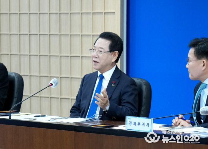 김영록 전라남도지사가 2일 도청 서재필실에서 실국장 정책회의를 주재하고 도정 현안을 논의하고 있다.