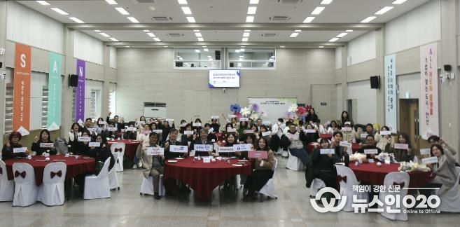 김영식 복지국장(맨 앞줄 왼쪽 일곱번째)이 2일 안산시청 대회의실에서 장애인 권익 옹호업소 ‘오소가게’ 상점주들과 간담회를 진행하고 함께 기념촬영을 하고 있다.