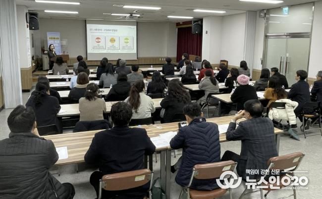 동 지역사회보장협의체 위원 등 실무자들이 2일 안산시청 대회의실에서 사회적고립예방을 위한 ‘중장년 발굴·지원 사업’ 3개년 성과 보고 간담회를 진행하고 있다.