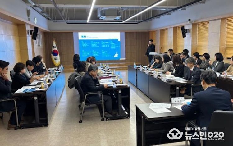 허남석 안산시 부시장이 1일 시청 제1회의실에서 ‘아동친화도시 조성전략 수립 연구용역’ 최종보고회를 진행하고 있다.