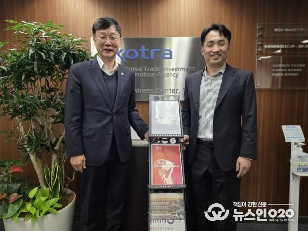 이민근 안산시장(왼쪽)이 3일 코트라(KOTRA) 도쿄무역관에서 박용민 코트라 일본지역본부장(오른쪽)과 함께 경기경제자유구역 ASV지구 전용 홍보 게시대를 설치하고 기념촬영을 하고 있다.