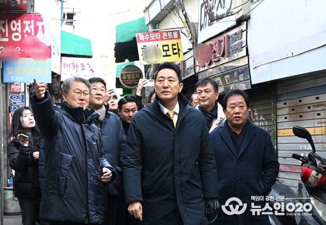 4일 오전 오세훈 시장이 세운2구역을 방문해 노후된 세운지구 현황을 살펴보고 있다.