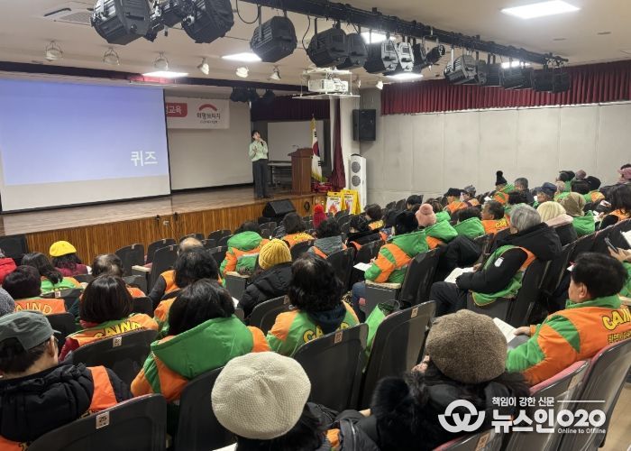 4일 열린시민청 2층 민방위교육장에서 광명시 자율방재단 단원 70여 명을 대상으로 '2025년 재해구호교육'이 진행되고 있다.