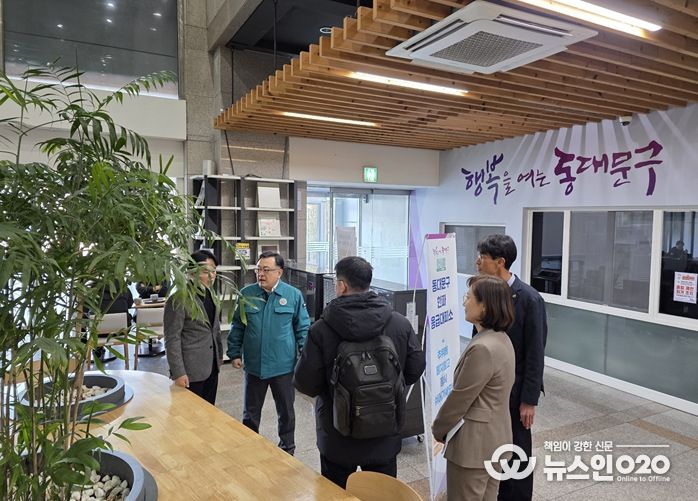 김성보 서울시 행정2부시장이 동대문구청 안에 마련된 한파응급대피소를 찾아 시설 현황을 확인하고 있다. ('25.12.4.)