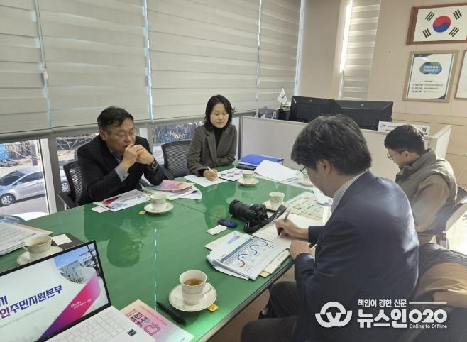 이억배 외국인주민지원본부장(왼쪽 첫번째)이 4일 안산시외국인주민지원본부를 방문한 아사히신문 기자들에게 외국인정책에 대해 설명하고 있다.