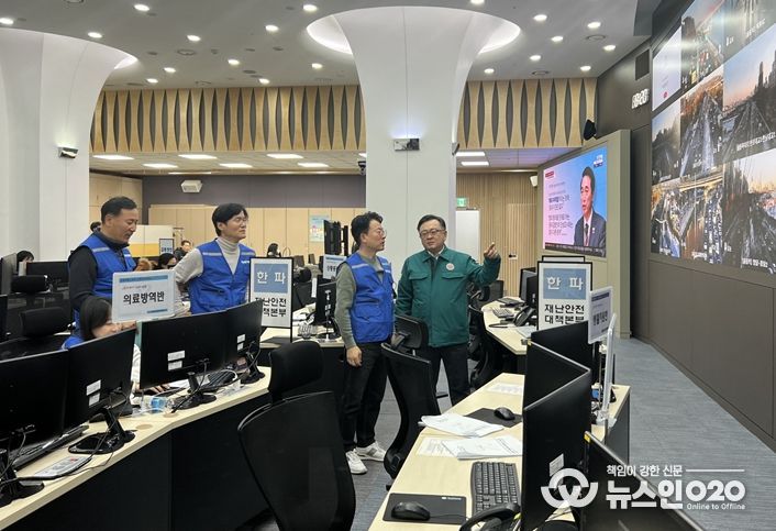 김성보 서울시 행정2부시장이 5일 7시 30분 서울시청 지하3층 제설 종합대책 상황실을 찾아 주요 간선도로의 교통종합상황을 확인하고 있다.