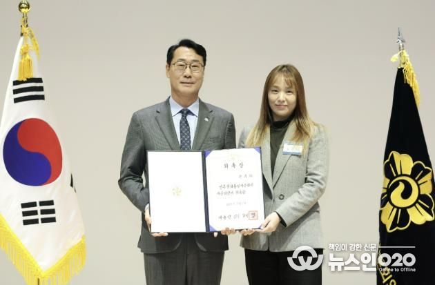 정명근 화성특례시장이 자문위원 위촉장을 들고 기념촬영을 하고 있다