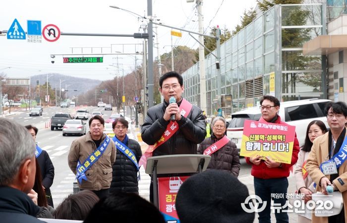 이상일 용인특례시장은 6일 오전 수지구 성복동 일대에서 수지연대 주관으로 열린 ‘경기남부광역철도 조기 착공 촉구 걷기대회’에 참석했다.