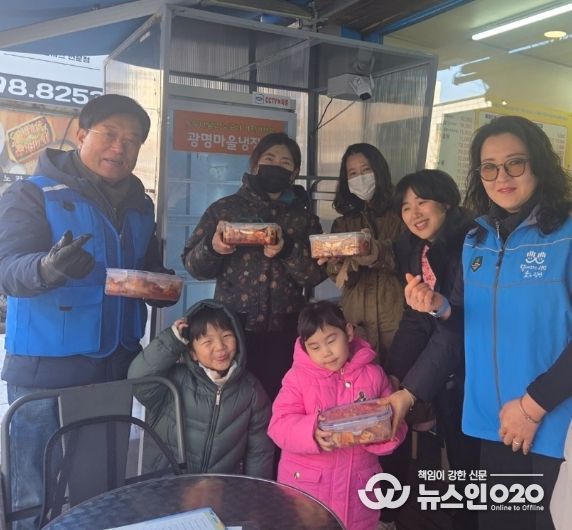 광명시 광명6동 지역사회보장협의체는 지난 5일 관내 꿈나무 어린이집 원아들이 직접 담근 김치를 마을냉장고에 기부하는나눔 행사를 진행했다.