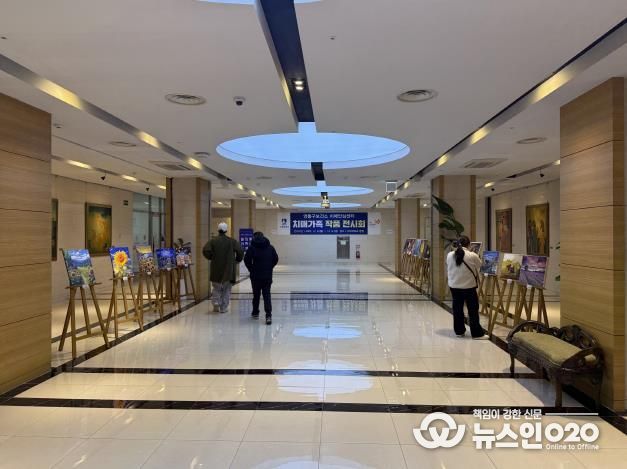 치매가족 작품전시회 ‘힐링에 아트를 더하다’가 열리는 아주대학교 병원 별관 로비.