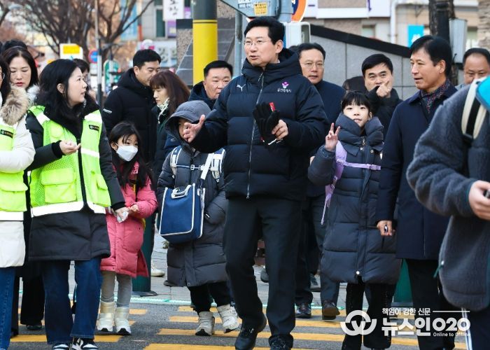9일 오전 대지초에서 이상일 시장이 통학로를 점검하고 있다