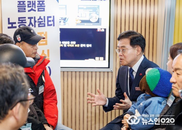 진교훈 서울 강서구청장(오른쪽 맨 뒤)이 이동노동자 쉼터 2호점 개소식에서 이동노동자와 대화를 나누고 있다.