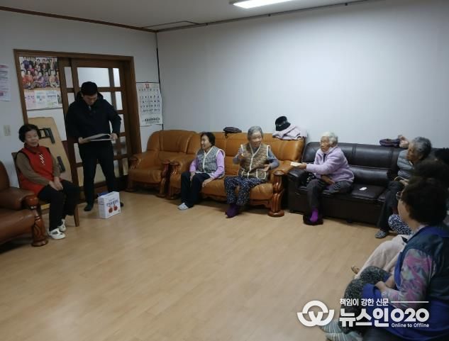 안산시 식품위생감시원이 관내 경로당 노인을 대상으로 허위·과대광고 피해 예방 순회 교육을 진행하고 있다.