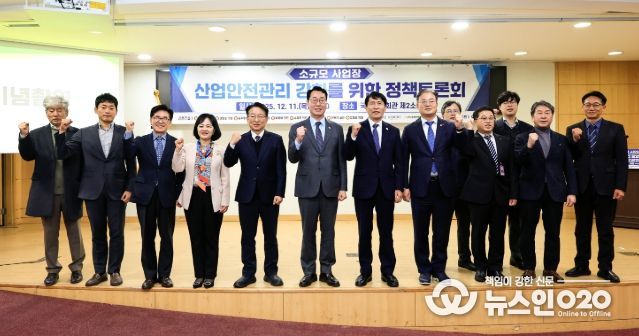 정명근 화성특례시장이 이학영 국회부의장, 권칠승 국회의원 등 참석 내빈들과 기념 촬영을 하고 있다