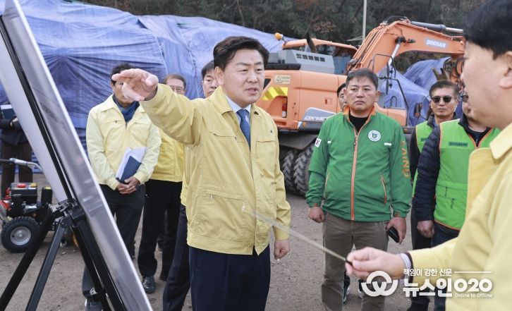 11일 김관영 전북특별자치도지사가 겨울철 자연재난 대비 현장행정으로 전주 서원노인복지관 및 제설전진기지를 찾아 취약계층 보호를 위한 한파쉼터 운영 현황과 도로 교통 불편 방지를 위한 제설 대응체계를 점검하고 있다