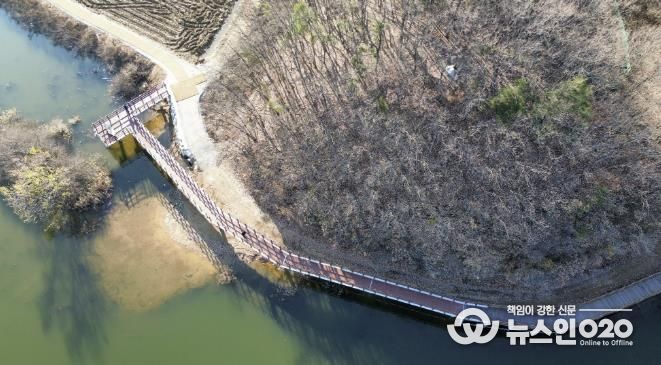 용인특례시가 처인구 이동읍에 있는 이동저수지 둘레길 단절 구간 연결공사를 마무리했다.