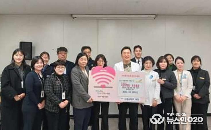 이길재 칠석의료재단 사랑의병원 병원장(오른쪽 다섯번째)이 10일 드림스타트 취약계층 아동을 위한 300만 원 상당의 운동화 교환권을 기탁하고 있다.