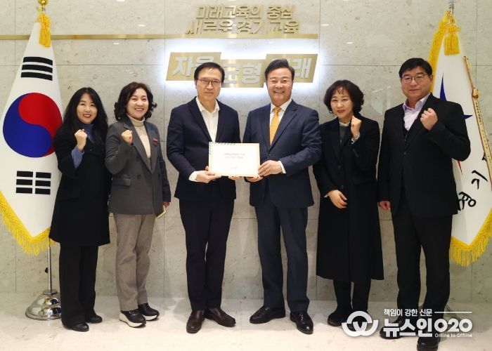 김성제 시장이 임태희 교육감에게 의왕교육지원청 신설 신속 추진 건의문을 전달하고 있다.