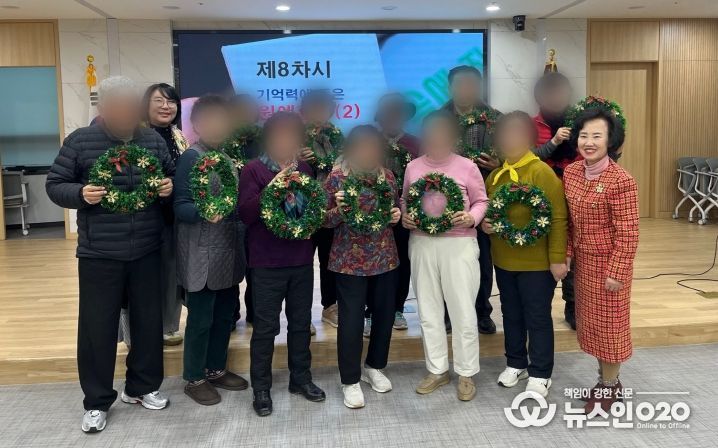 지난 12일 광명농협과 연계해 운영한 인지건강프로그램 '내·오 기억캠퍼스'를 마무리하고 기념사진을 촬영하고 있다.