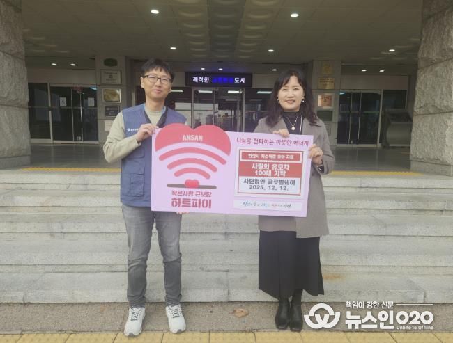 이경숙 복지정책과장(오른쪽)이 12일 (사)글로벌쉐어 관계자로부터 휴대용 유모차 100개(약 2,500만 원 상당)를 기탁받고 기념촬영을 하고 있다.