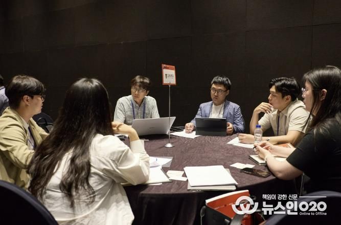 지난 6월 열린 커넥트 데이 행사에서 참여대학 및 기업 관계자들이 기술 이전 상담을 하고 있다