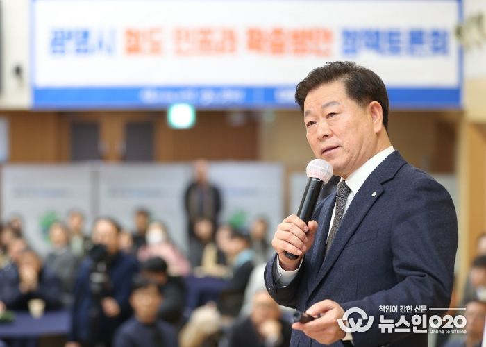 박승원 광명시장이 15일 오후 시청 대회의실에서 열린 '광명시 철도 인프라 확충방안 정책토론회'에 참석해 발제하고 있다.