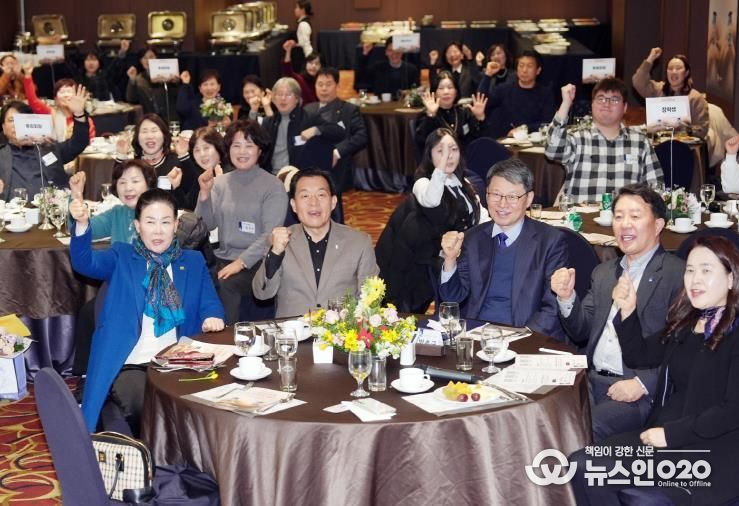 이재준 수원시장(가운데)과 참석자들이 함께하고 있다.