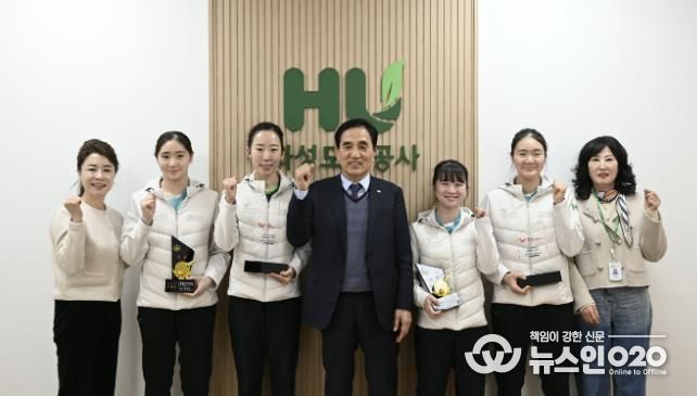 국제대회와 전국대회에서 입상한 화성도시공사 탁구단 선수들과 HU공사 한병홍 사장이 메달과 상패를 들고 기념촬영을 하고 있다.