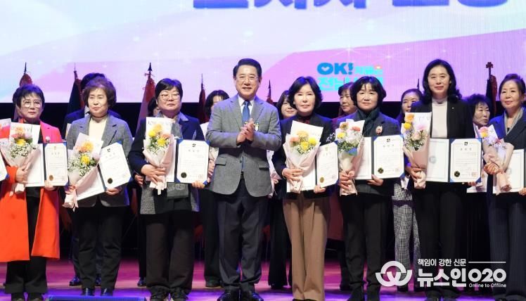 김영록 전라남도지사가 16일 도청 김대중강당에서 열린 ‘제28회 전라남도 여성대회’에 참석해 지역발전과 여성의 권익 신장에 기여한 유공자에게 표창장을 수여한 뒤 기념촬영을 하고 있다.