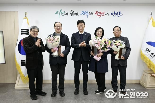 이민근 안산시장(가운데)이 16일 안산시청에서 사회복지시설 퇴직자들을 대상으로 감사패를 수여하고 함께 기념촬영을 하고 있다.