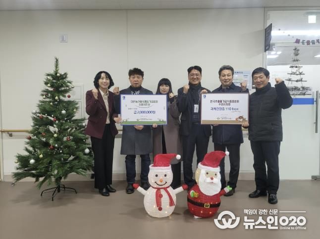 전달식 후 한국추출가공식품업중앙회경기도지부 수원시지회, 대한농산물식품임가공업연합회 수원시지부, 수원시 관계자가 함께하고 있다.