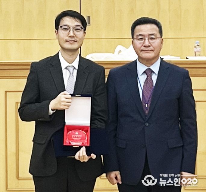 경상국립대학교 법학부 송주용 교수(사진 왼쪽)가 신진학술상을 수상한 뒤 한국형사법학회 황태정 회장과 기념촬영을 하고 있다.