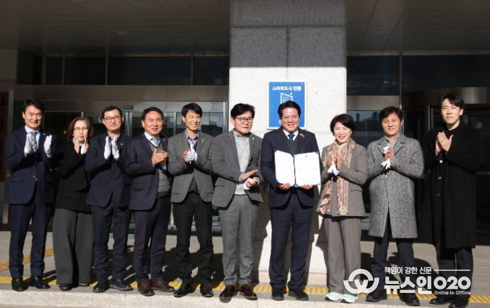 안양시(시장 최대호 오른쪽에서 네번째)가 18일 본관 정문에서 스마트도시 인증 현판식을 개최했다