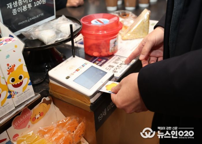 지역 상점에서 시민이 희망화성지역화폐를 사용해 결제하고 있다