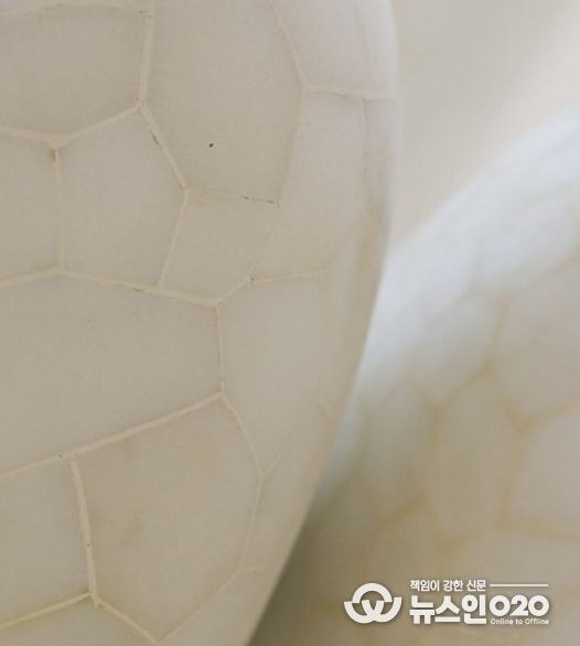 '루시', 2007, 한백옥, 239.5×246×291.4cm, HDC 리조트 소장 ©이동웅