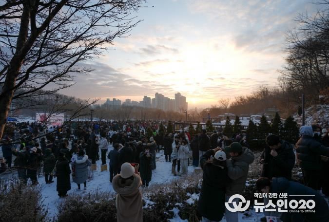 2024년 강북 해맞이 행사에 참여한 구민들이 새해 첫 해를 사진으로 담고 있다.
