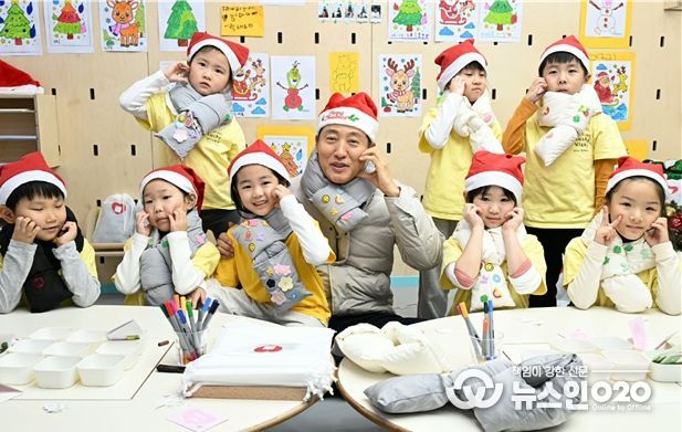 오세훈 서울시장이 24일(수) 광진구 뚝섬한강공원 자벌레 '한강플플' 키즈카페에서 아이들과 사랑의 목도리를 만든 후 기념촬영 하고 있다.