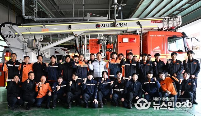 병오년 첫날 1일(목) 서대문소방서를 찾은 오세훈 서울시장이 직원들과 기념사진을 촬영하고 있다.