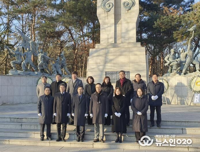 안양과천교육지원청 현충탑 참배로 새해 업무 출발