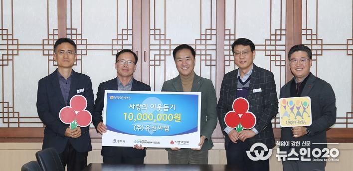 왼쪽부터 건축사업지원 팀장 윤성욱, ㈜유진씨엠 대표 원유혁, 평택시장, 도시주택국장 한우식, 평택행복나눔본부 나눔국장 황성식