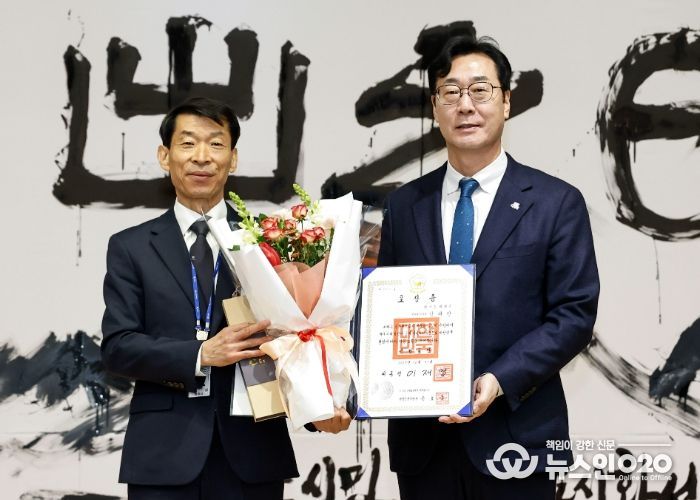 정명근 화성특례시장이 강래향 행정종합관찰관에게 대통평 표창을 수요하고 기념촬영을 하고 있다