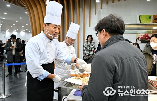 오세훈 서울시장이 2일(금) 서울시청 구내식당에서 신년맞이 직원 격려 떡국을 배식하고 있다.