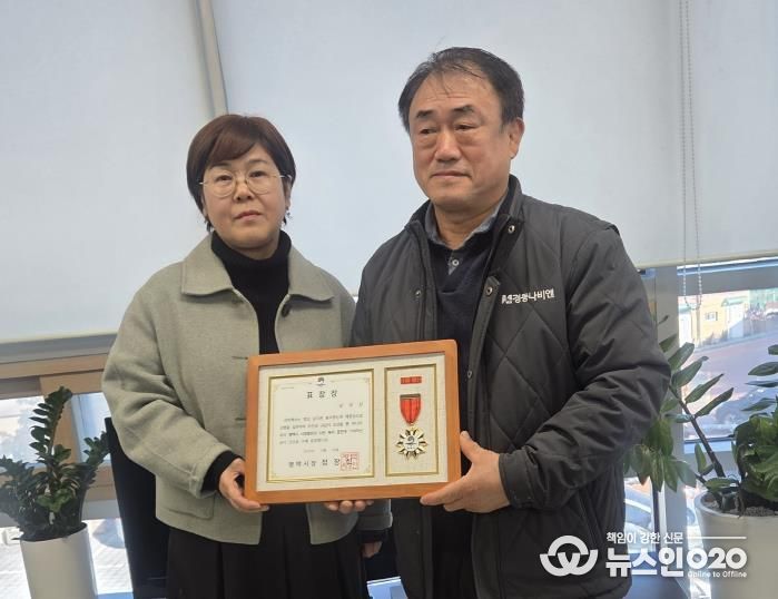 왼쪽부터 황정희 신장1동장, 남상신 표창 수상자