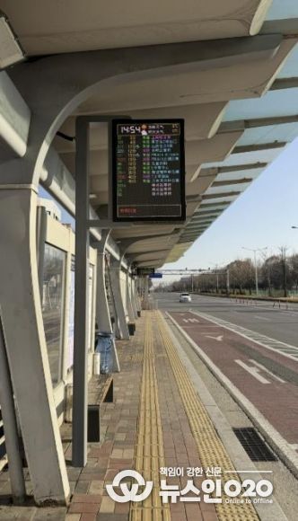 다국어 지원 버스정보안내기가 설치된 안산역 버스정류장 전경.