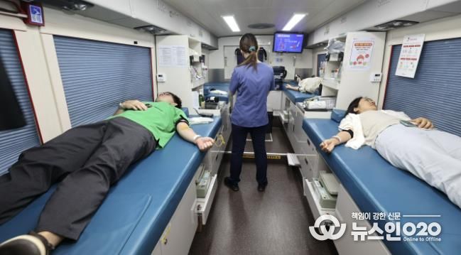 과천시민들이 헌헐 활동에 참여하고 있다