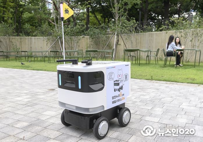 양천구 내 공원에서 배달중인 실외 자율주행로봇 '개미'(로보티즈)